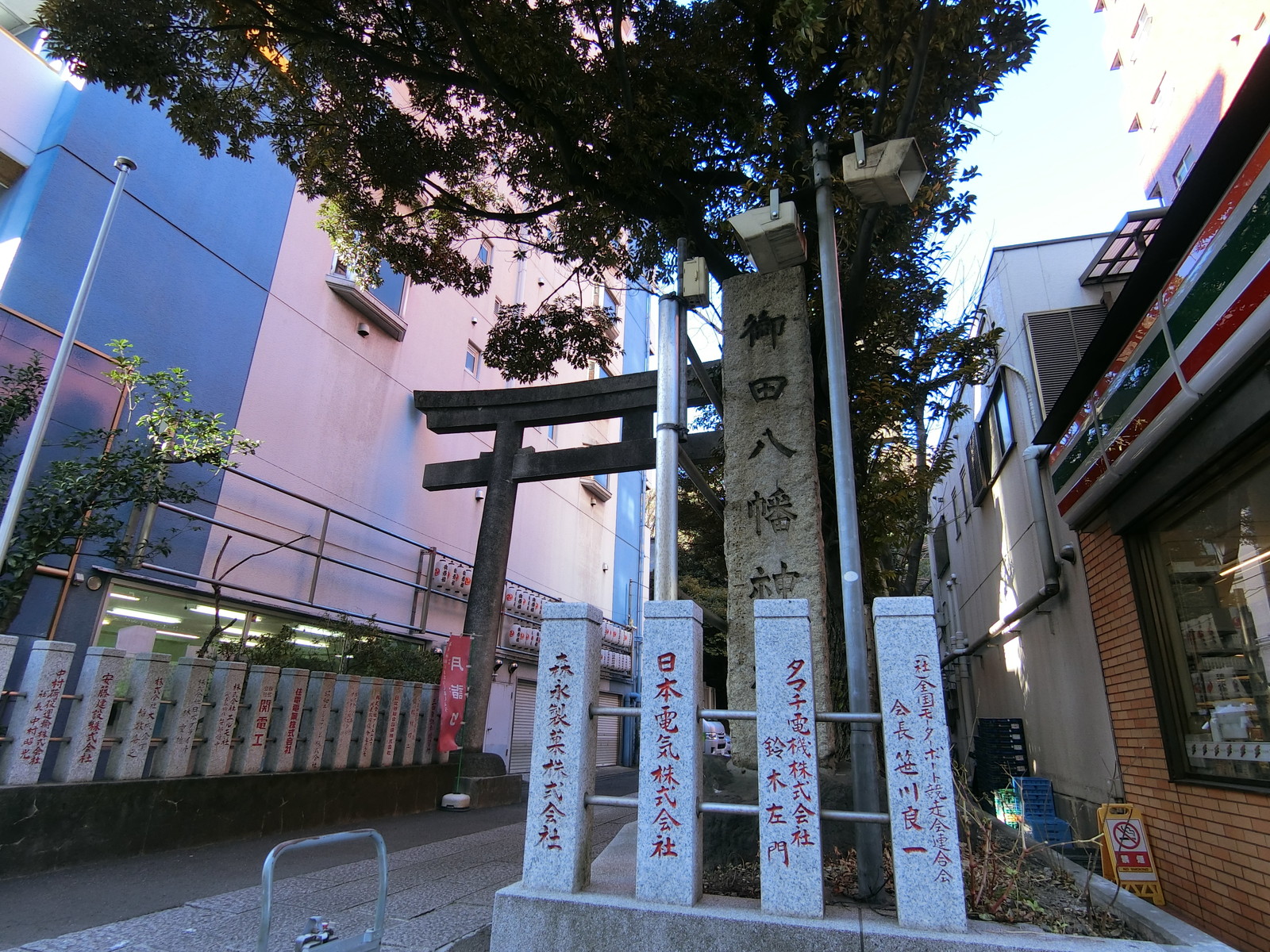 同じ敷地内の御田八幡神社