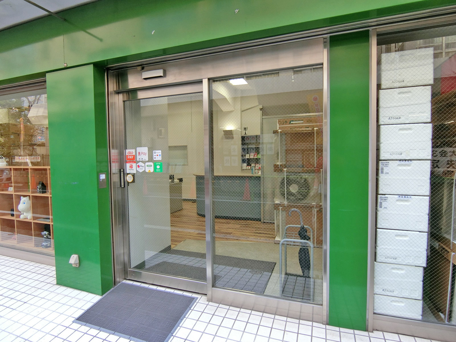 1階テナント出入り口