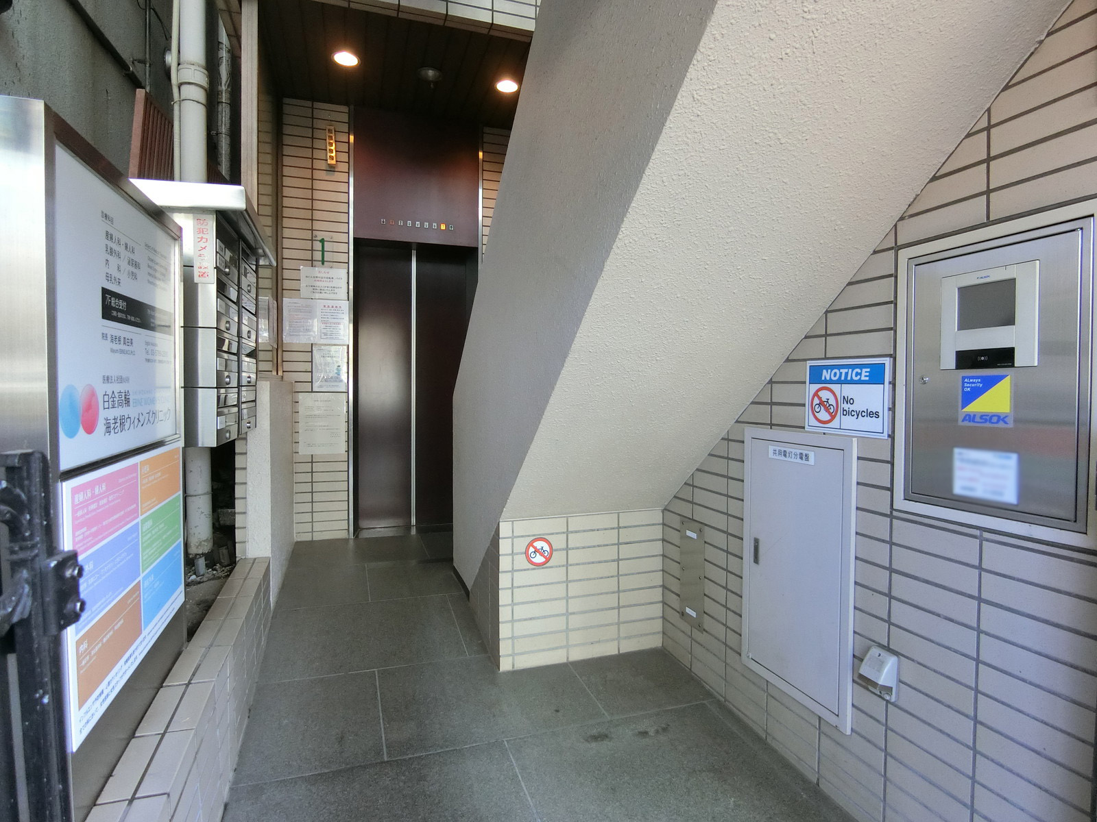 エントランス内部