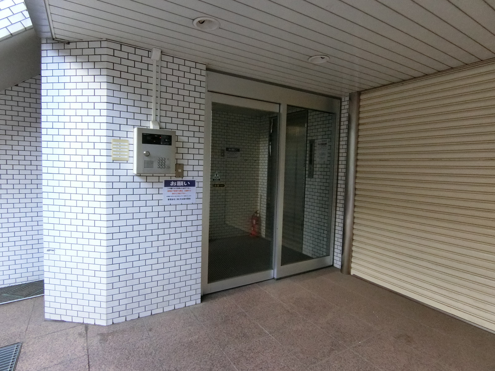 オフィスビル出入口
