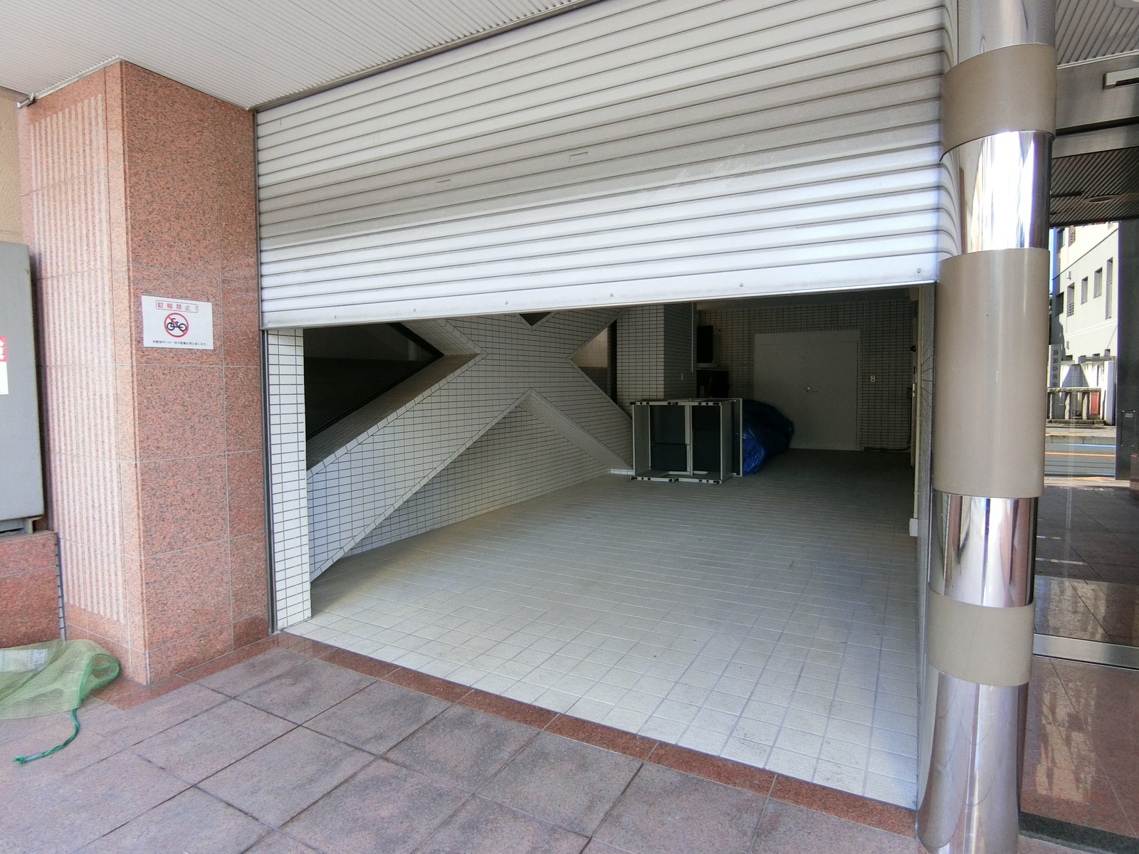 1階のシャッターの様子