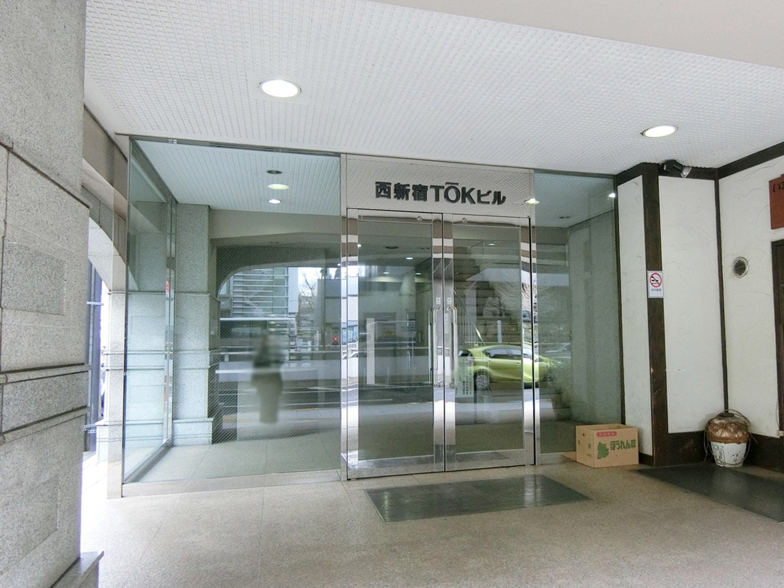 オフィスビル出入り口