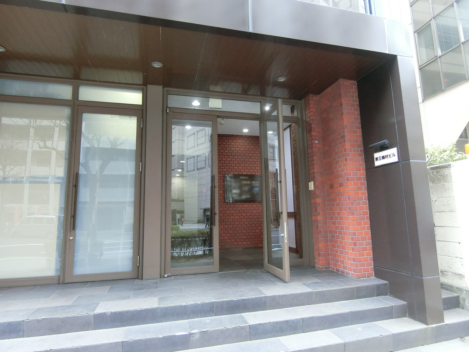 オフィスビル出入り口