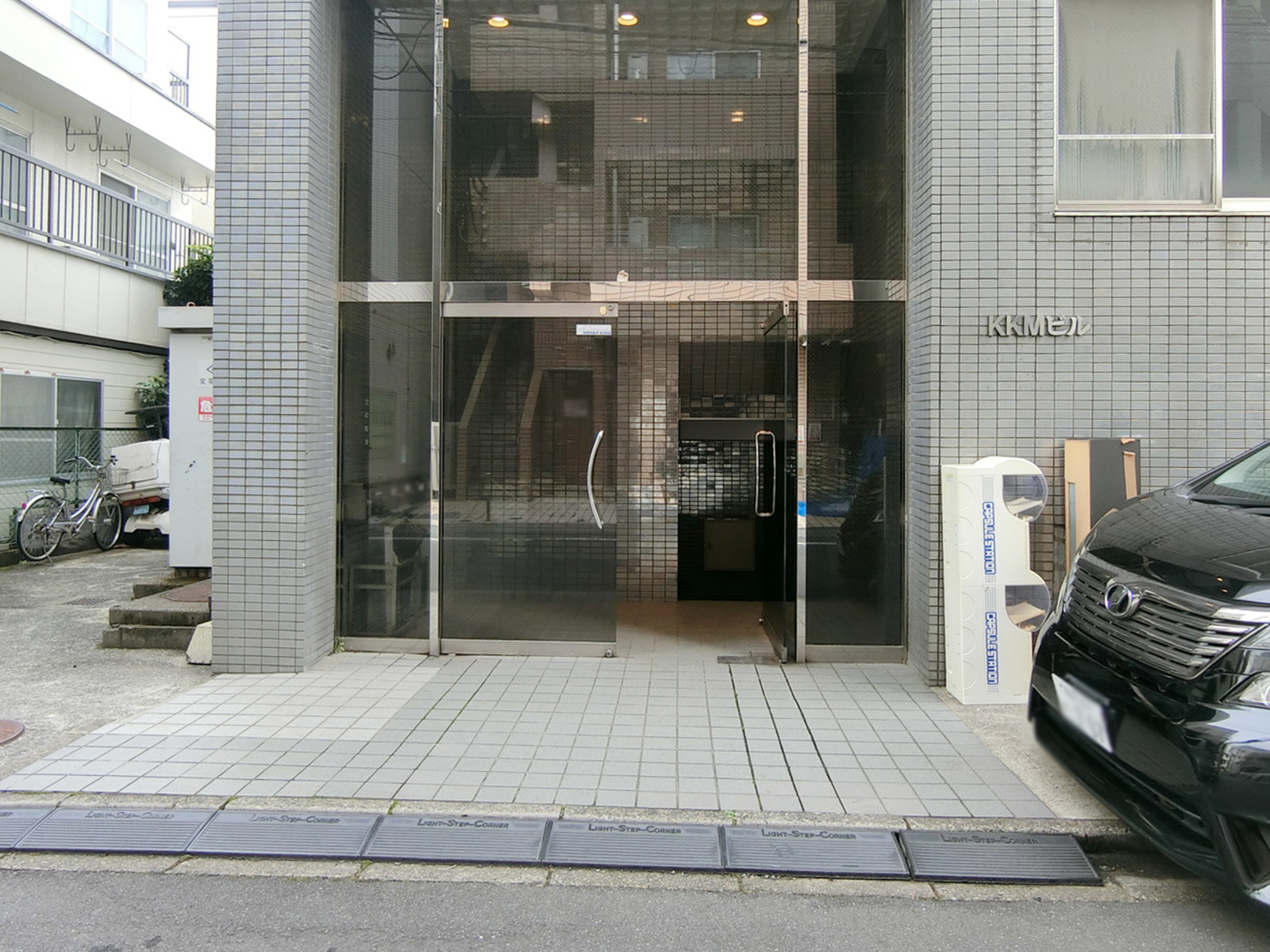 オフィスビル出入り口