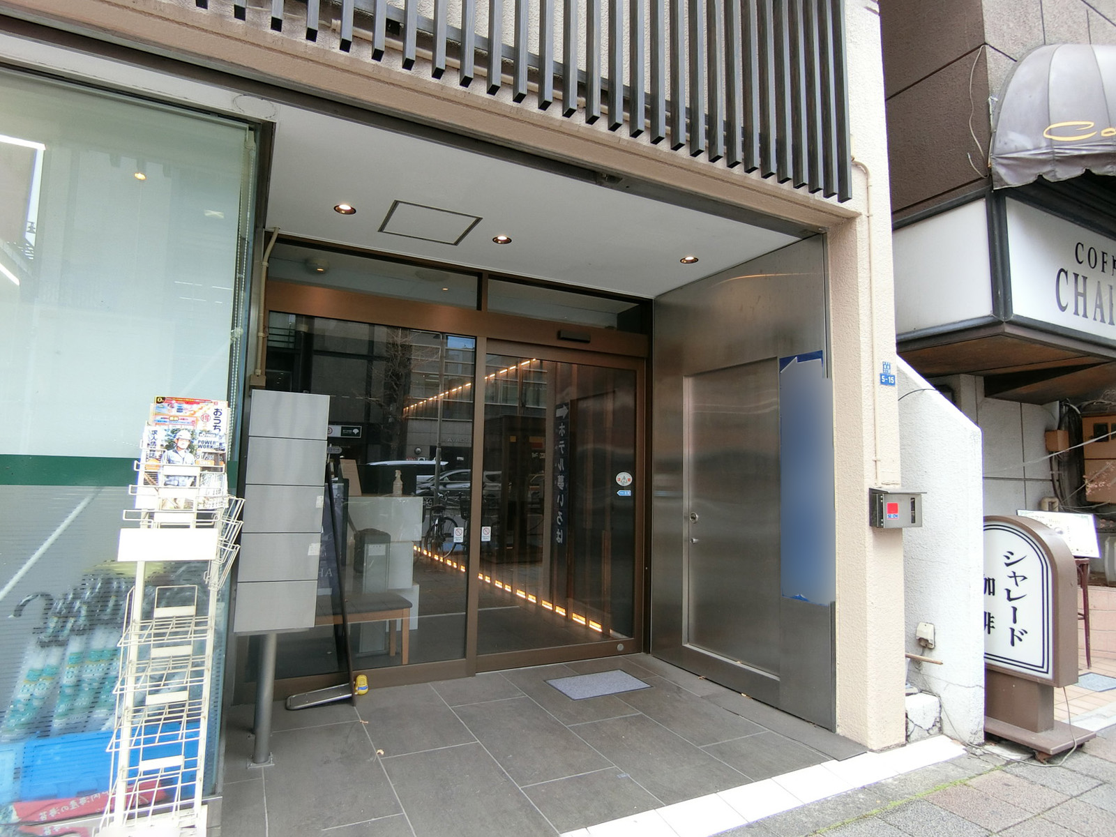 オフィスビル出入り口