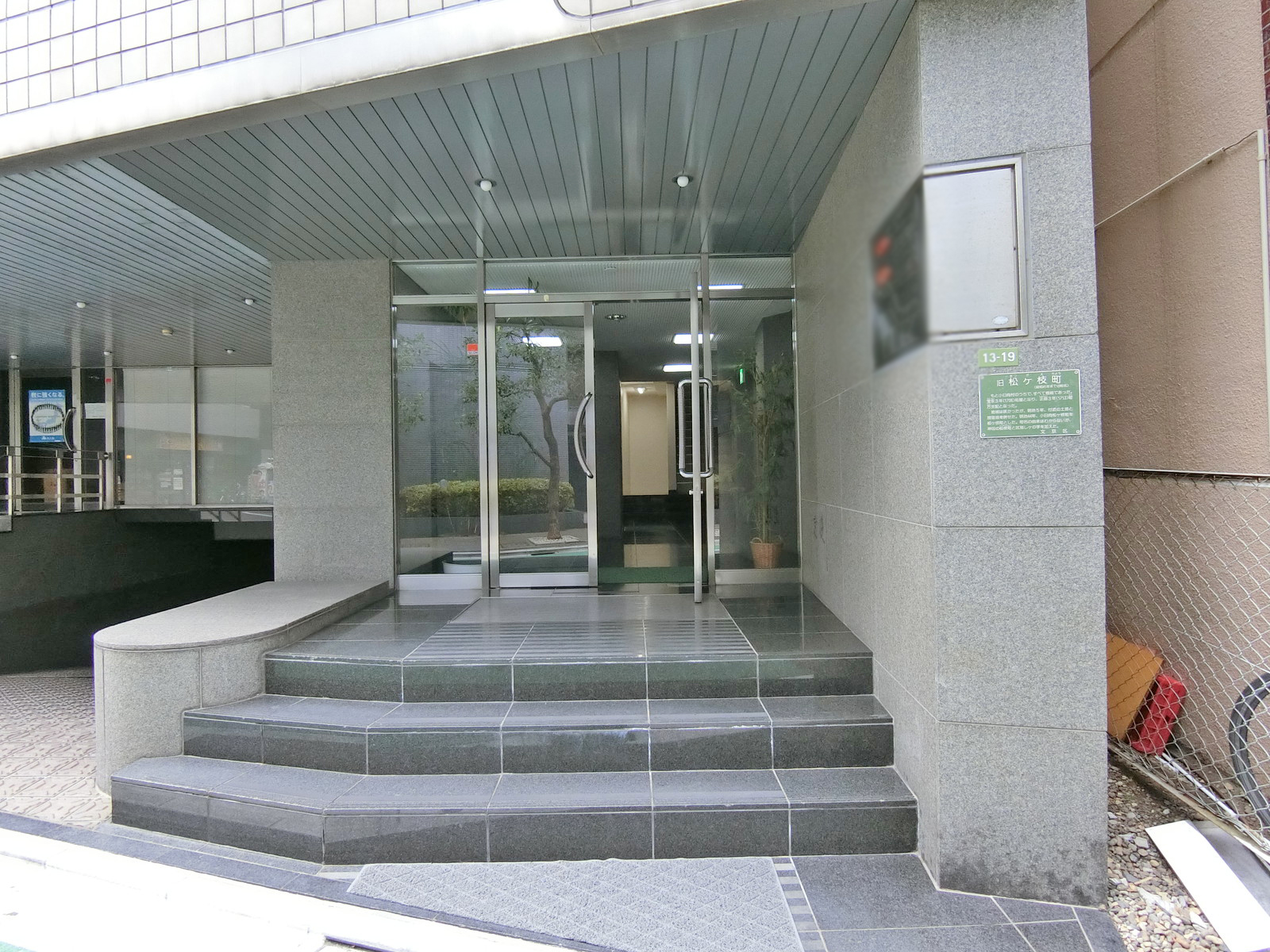 オフィス出入口
