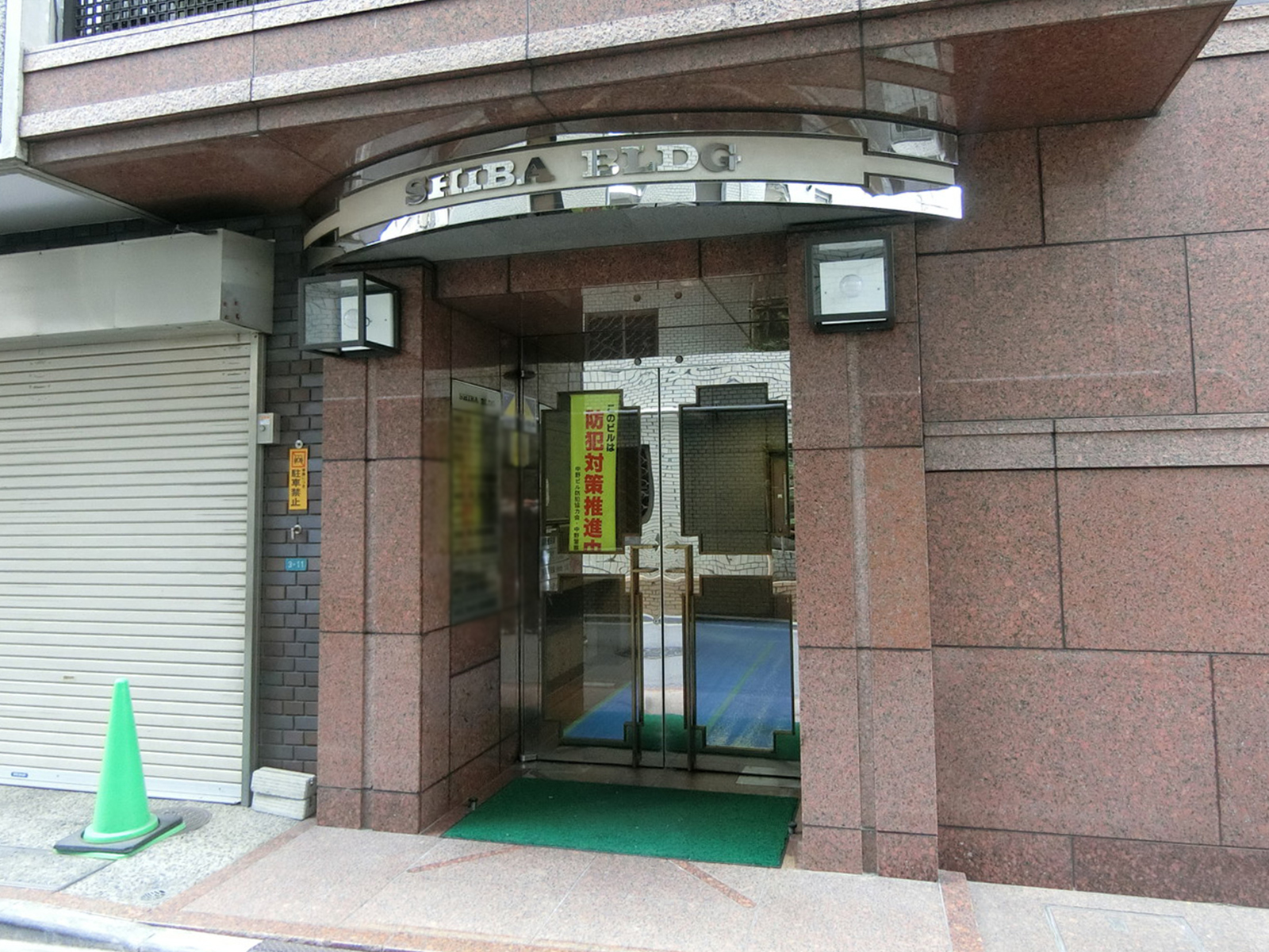 オフィスビル出入り口