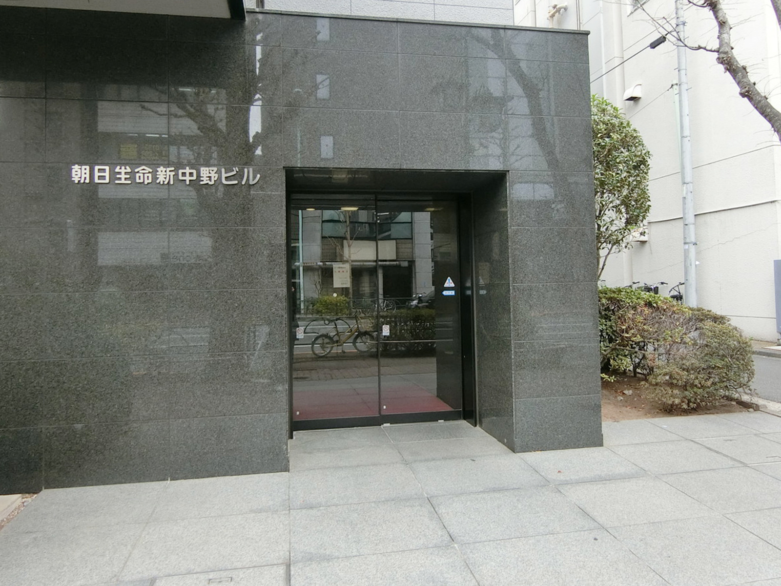 オフィスビル出入り口