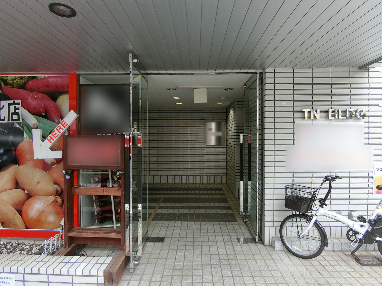 オフィスビル出入り口