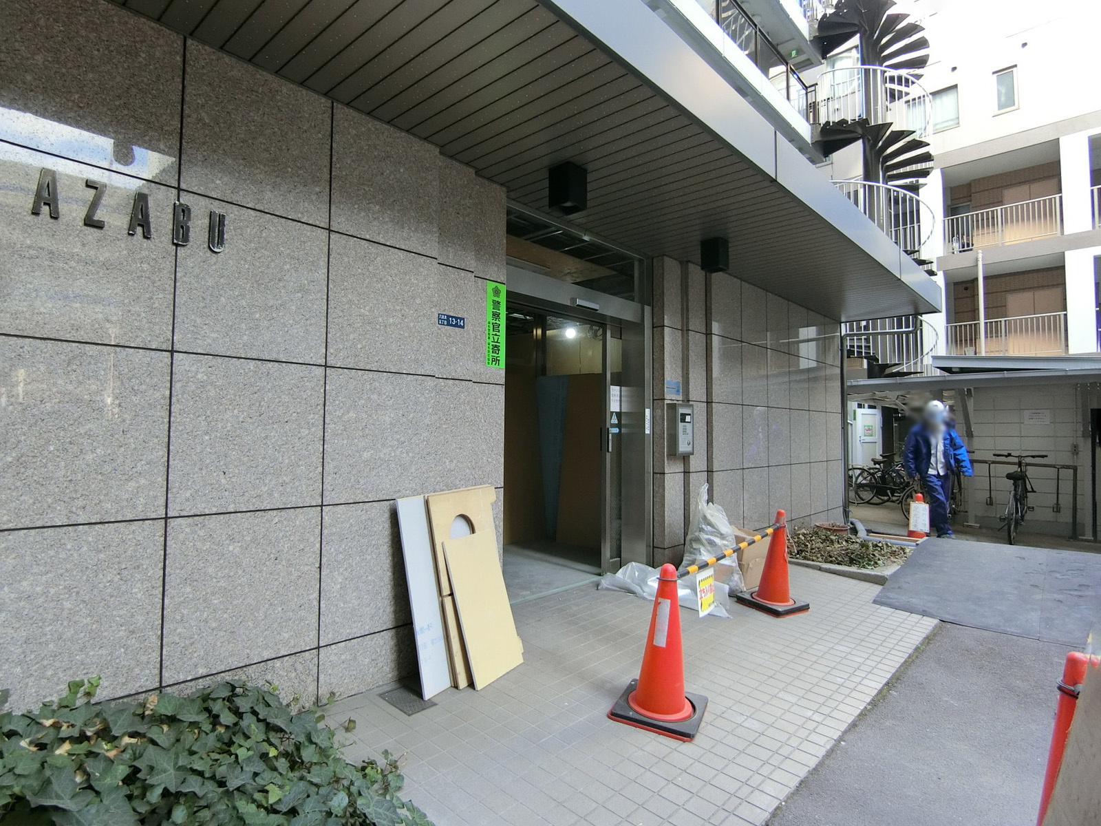 オフィスビル出入り口