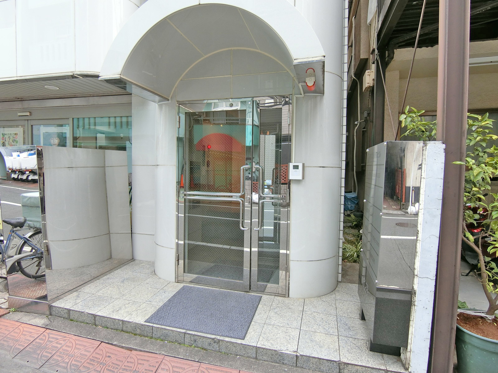 オフィス出入口