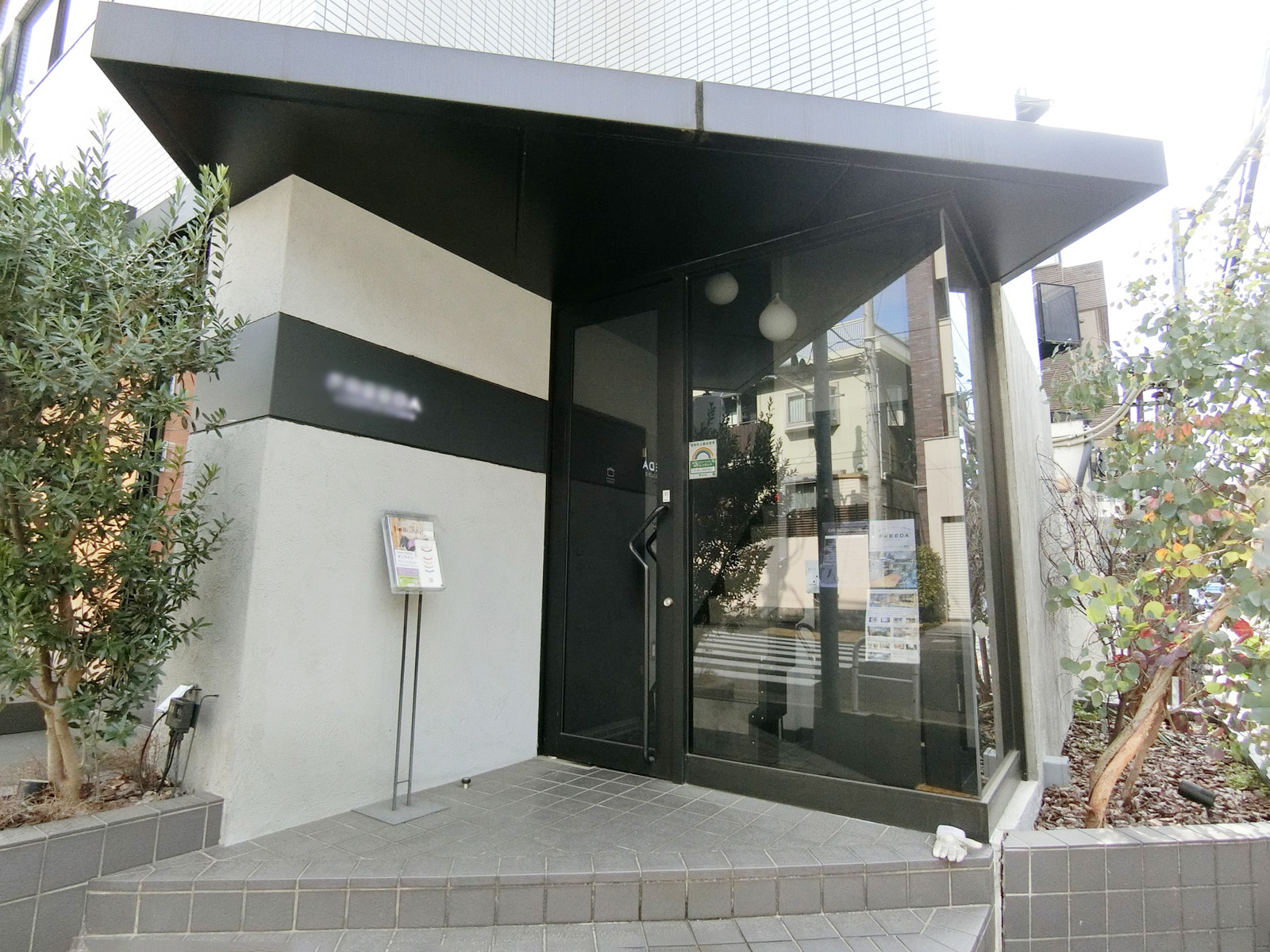 オフィスビル出入り口