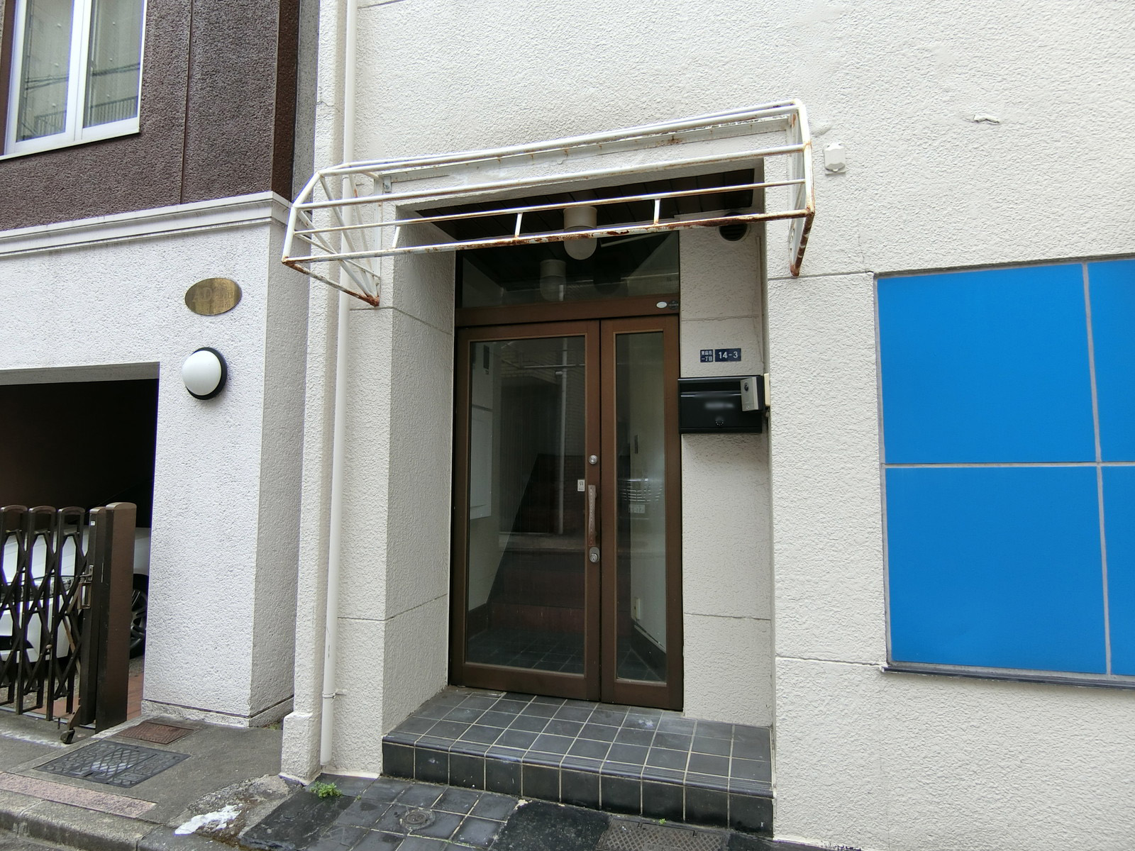 オフィスビル出入り口