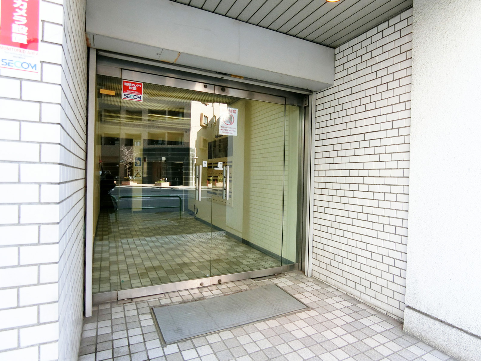 オフィスビル出入口