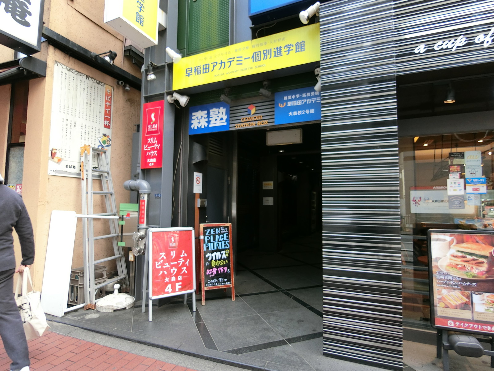 オフィスビル出入口