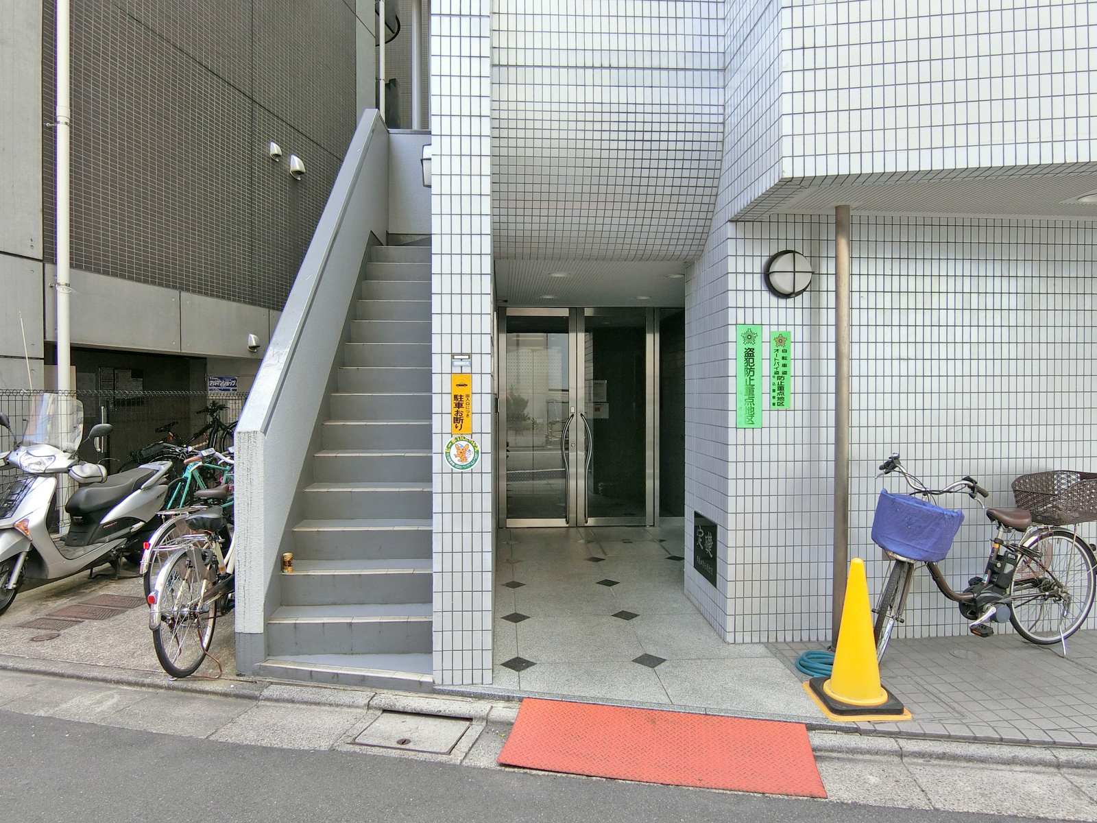 オフィスビル出入口