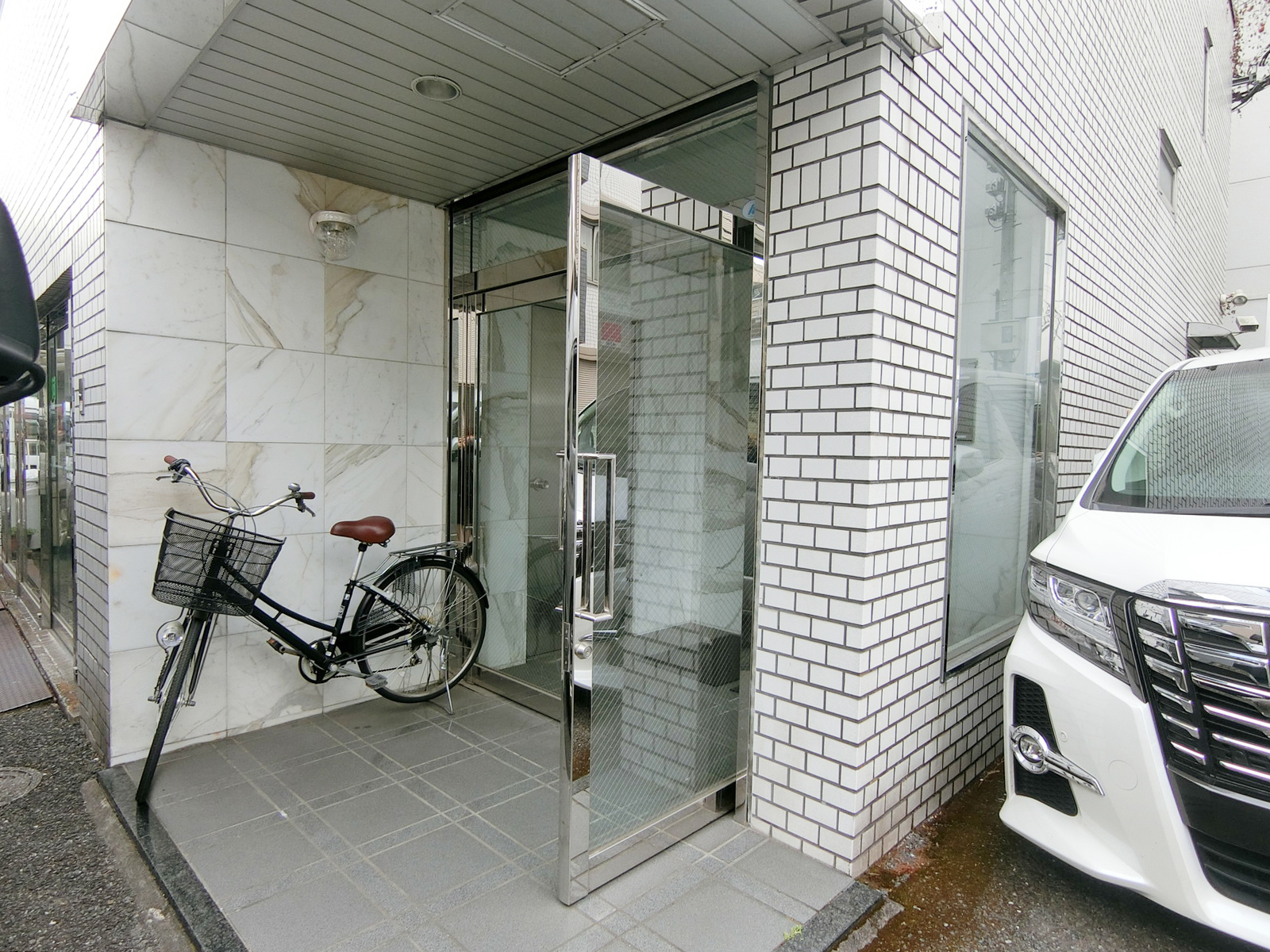 オフィスビル出入り口
