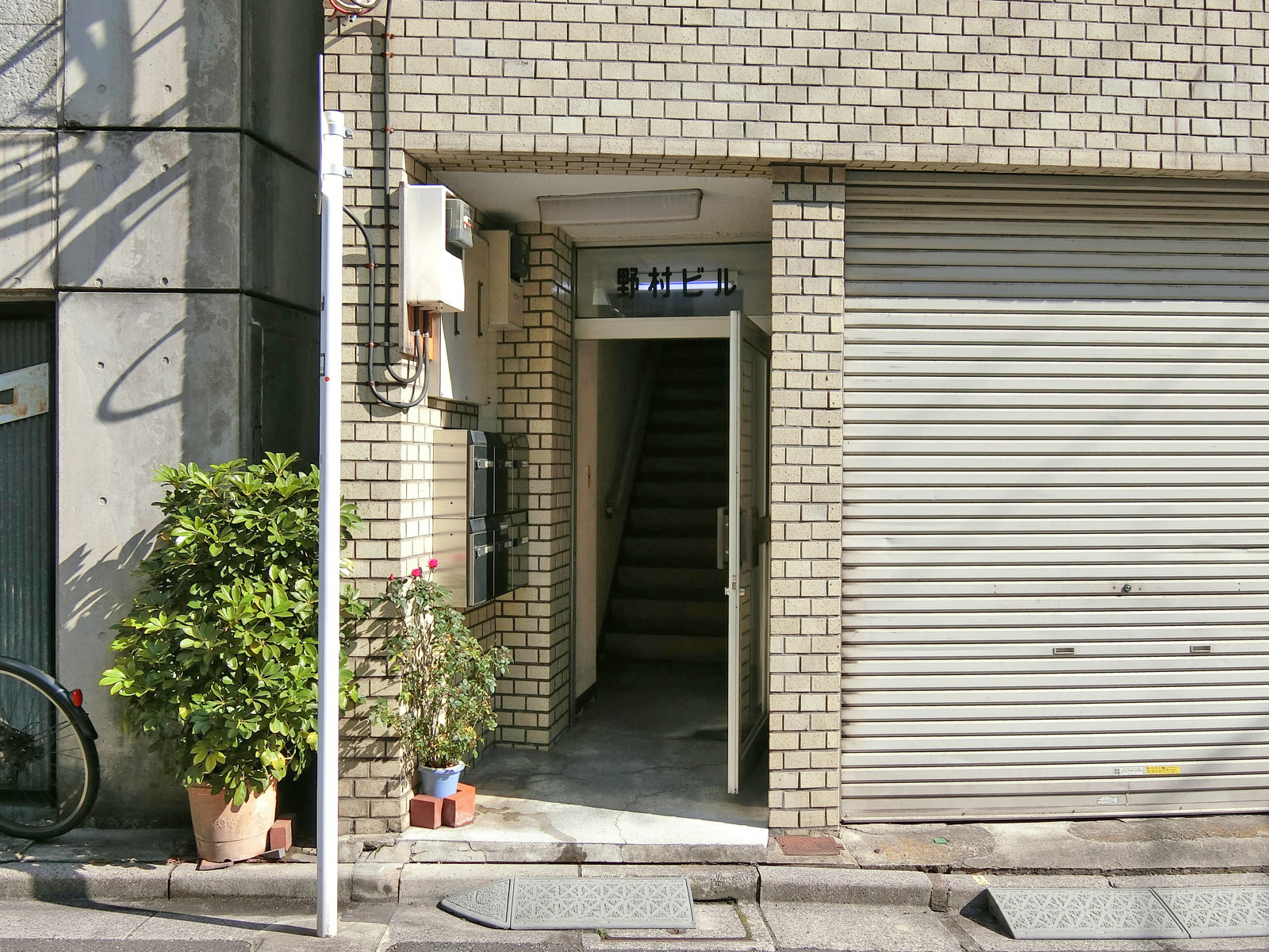 オフィス出入口