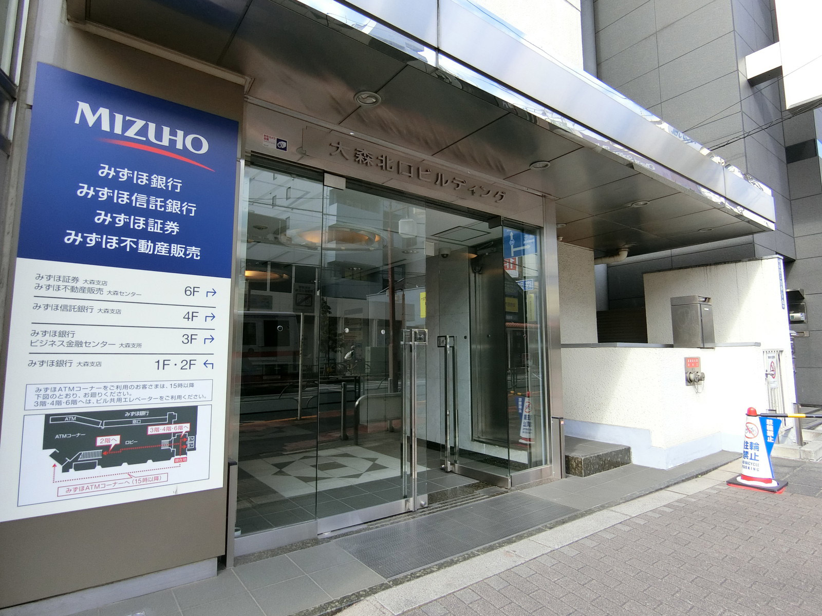 オフィスビル出入口