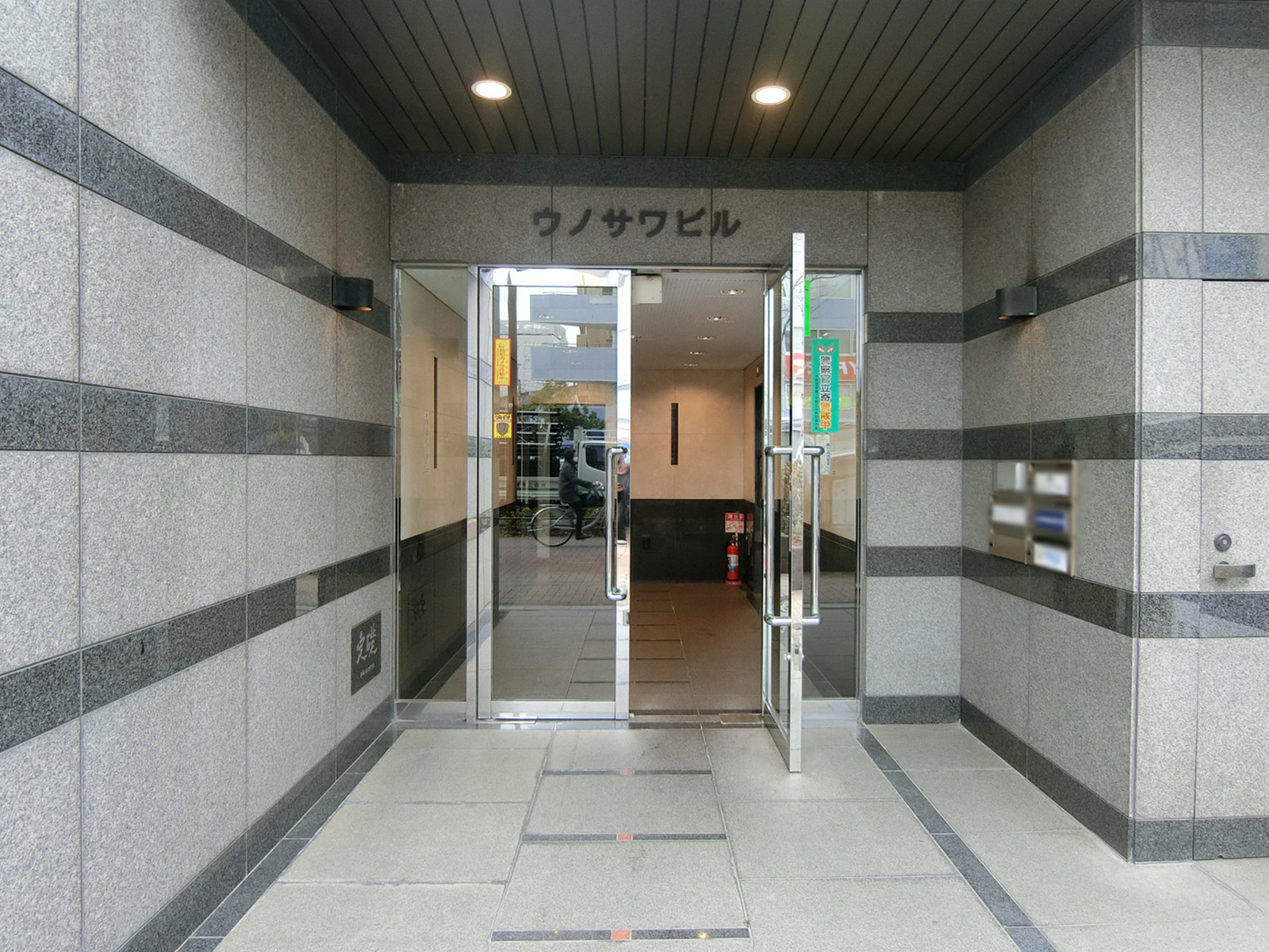 オフィスビル出入口