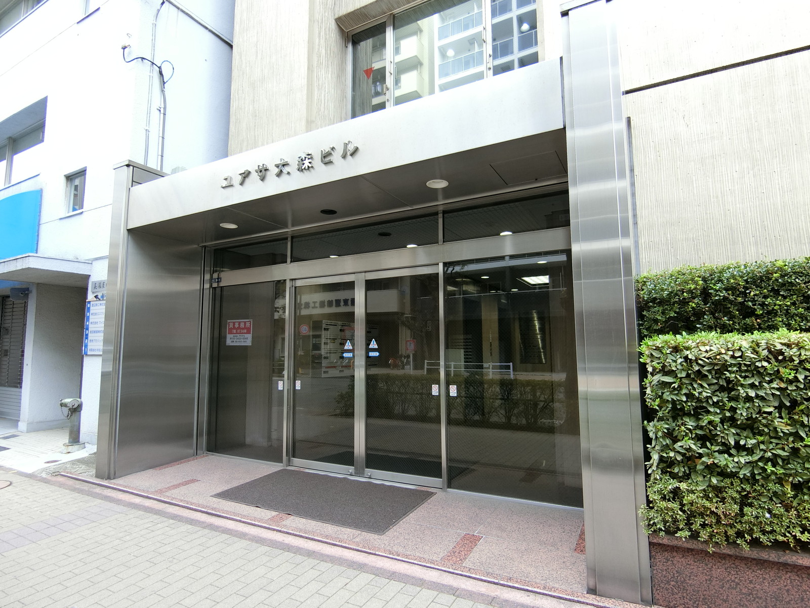 オフィスビル出入口