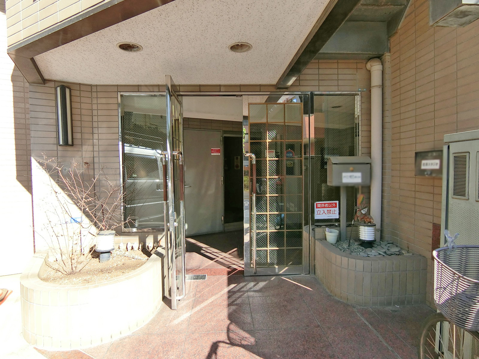 オフィス出入口