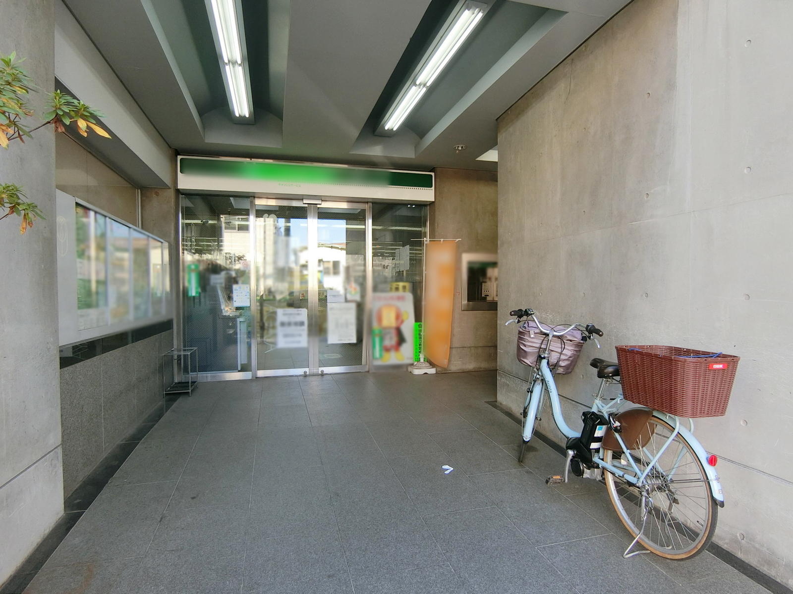 オフィスビル出入り口