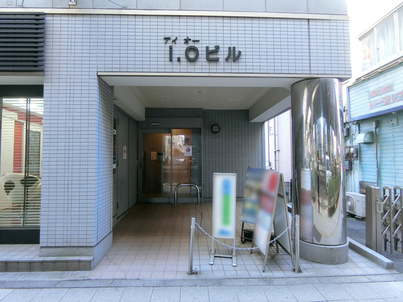 オフィスビル出入り口