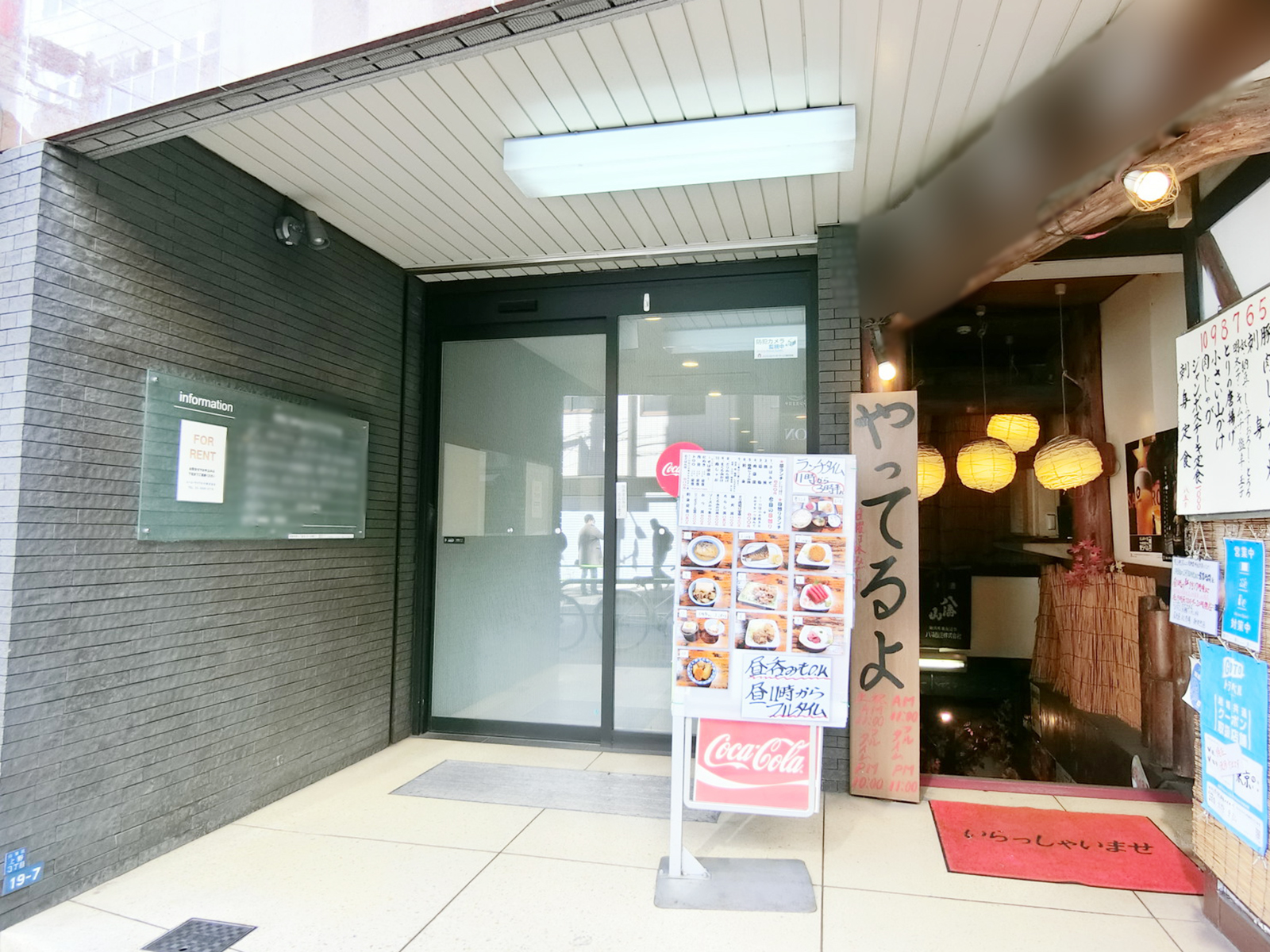 オフィスビル出入り口