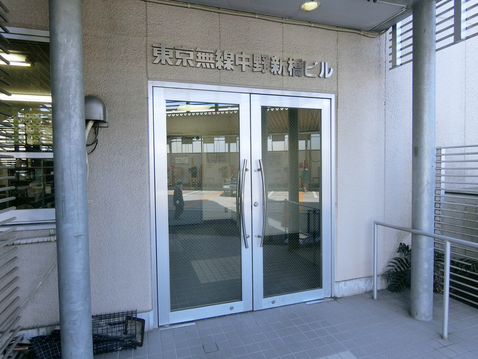 オフィスビル出入り口