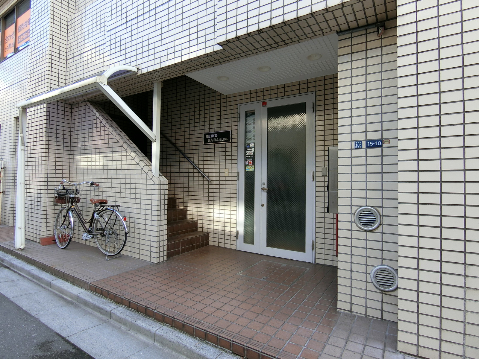 オフィスビル出入口