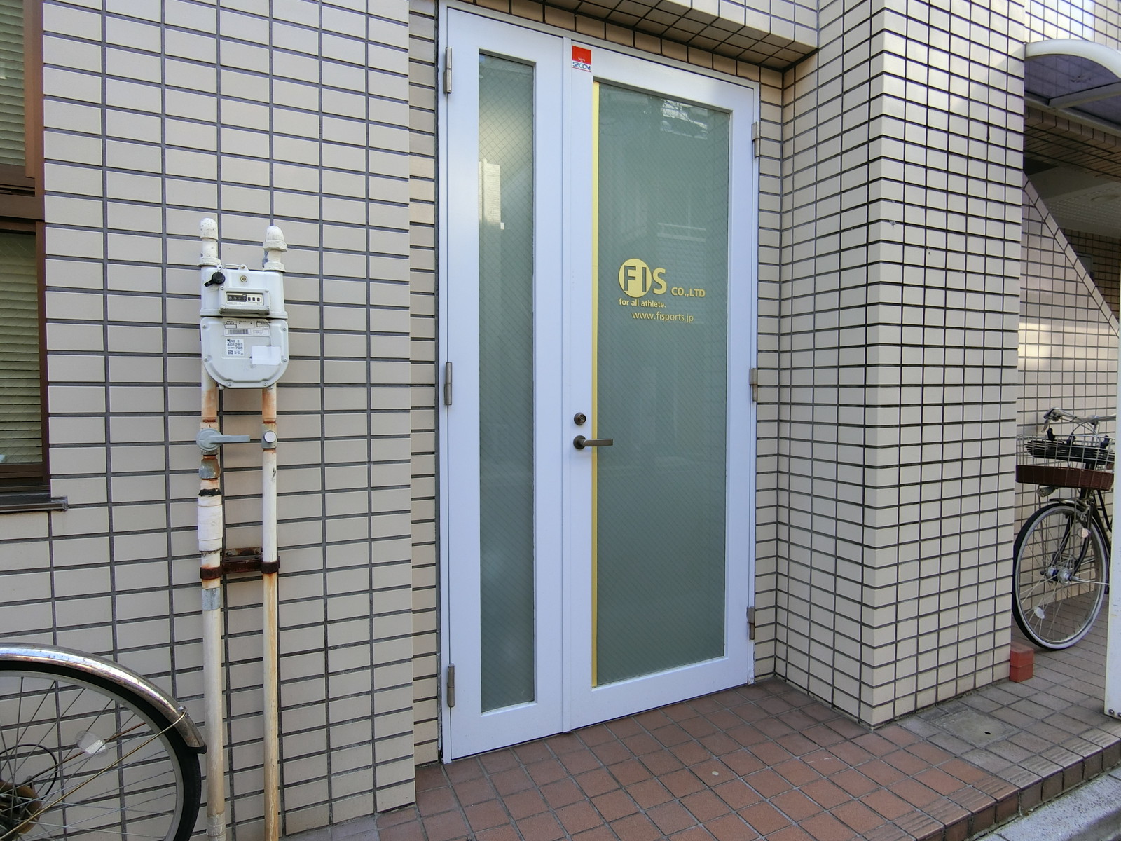 1階のテナント出入口