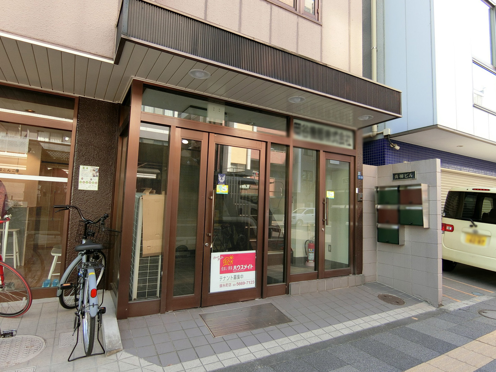 オフィスビル出入口
