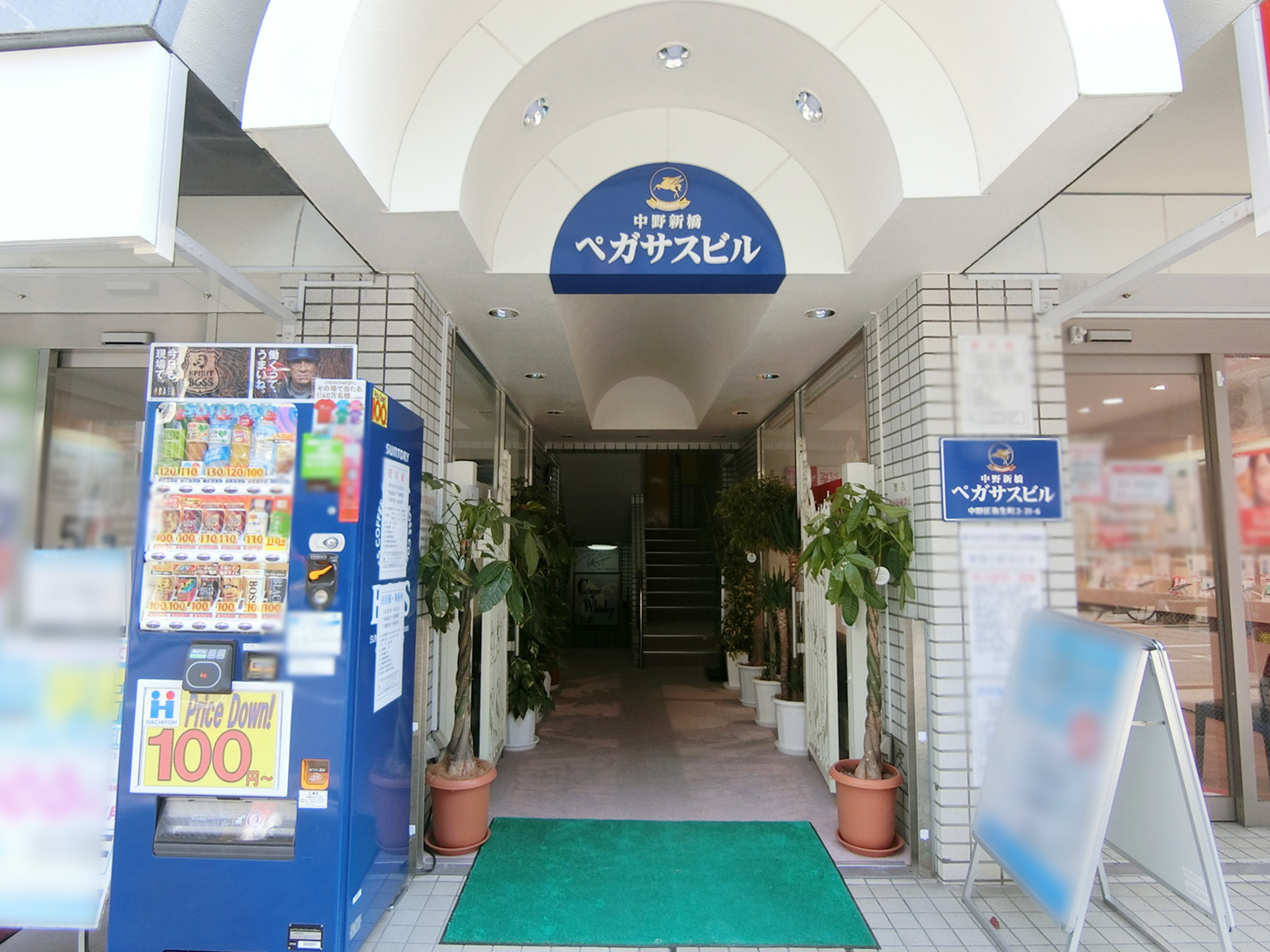 オフィスビル出入り口
