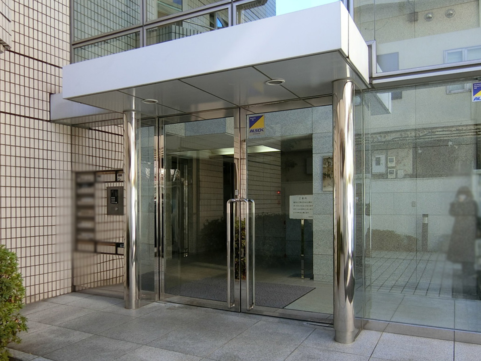 オフィスビル出入口