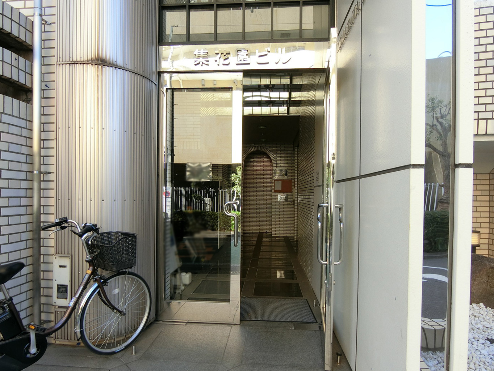 オフィスビル出入り口