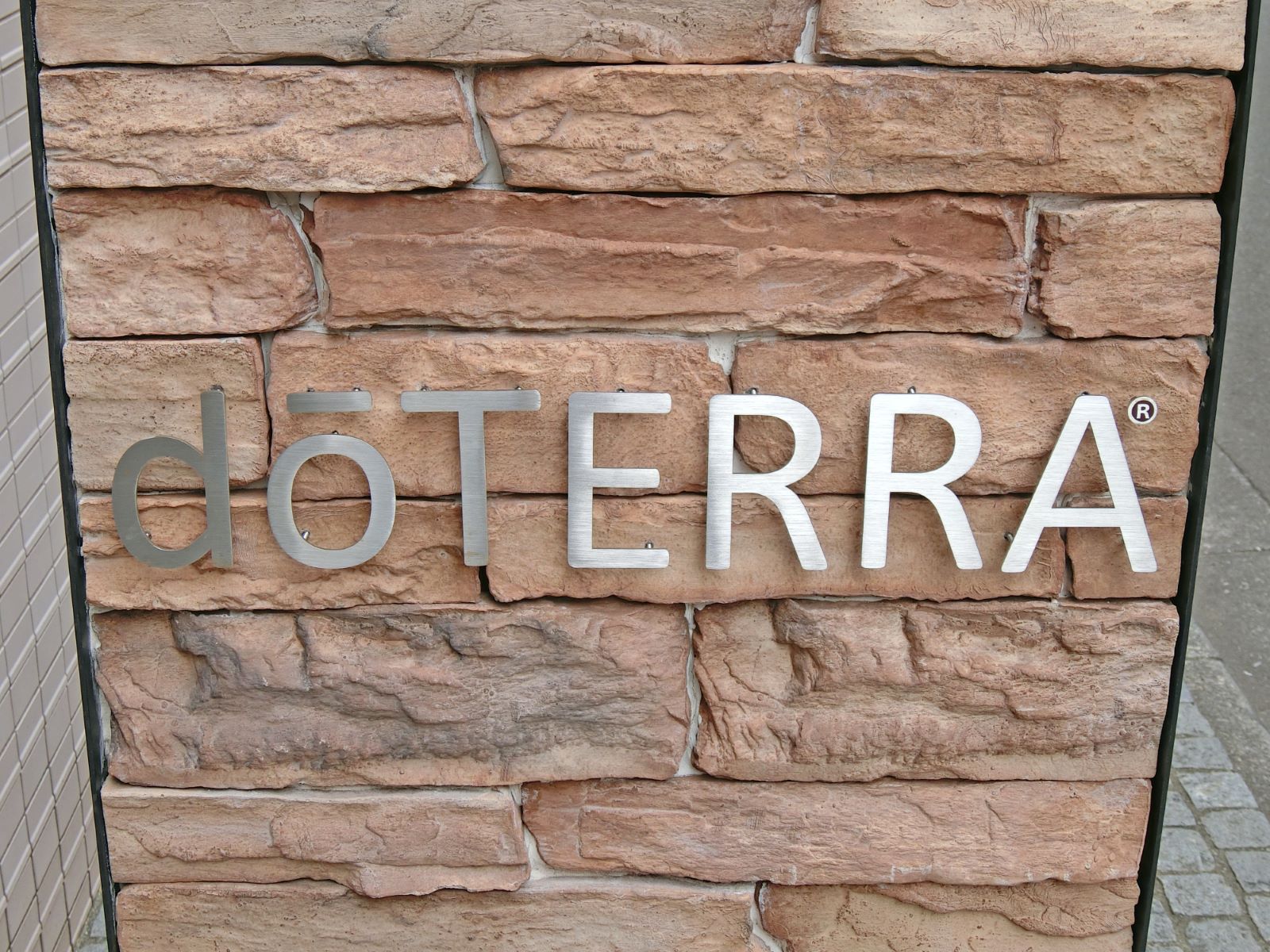 ネームプレート：doTERRA Japanビル