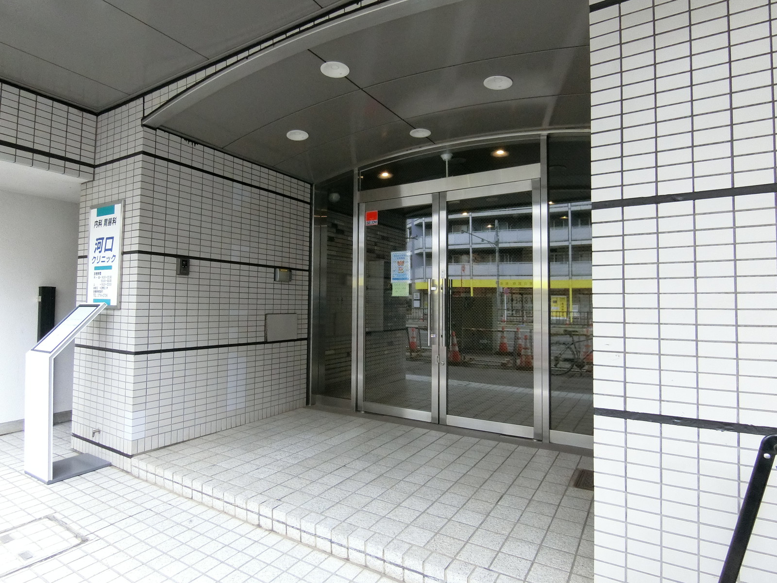 オフィスビル出入口