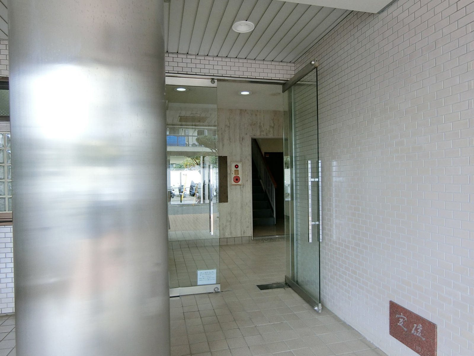 オフィスビル出入り口