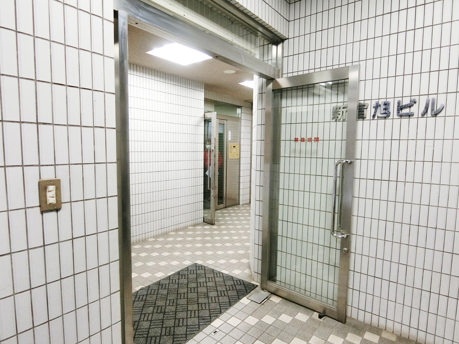 オフィスビル出入口
