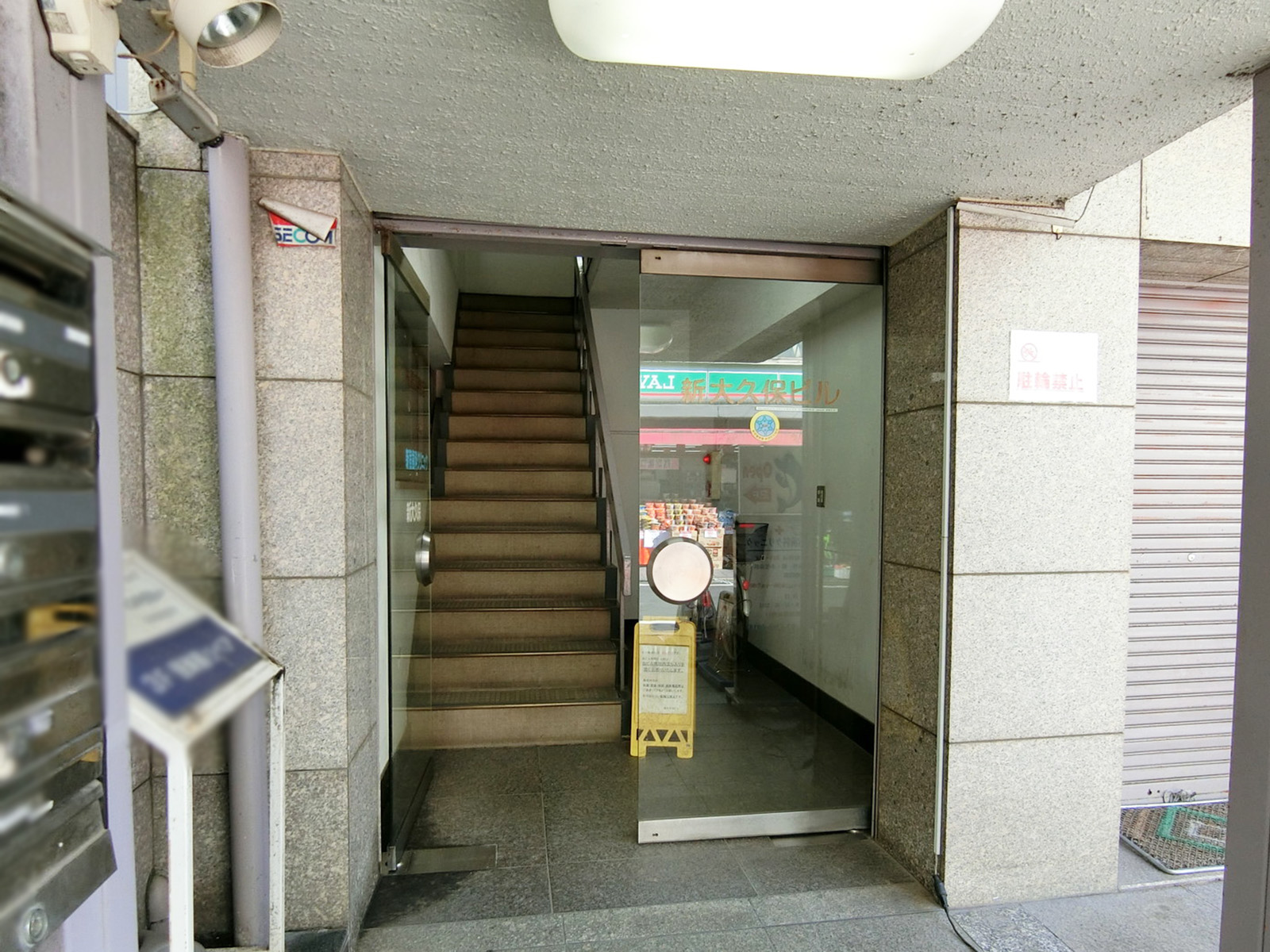 オフィスビル出入口