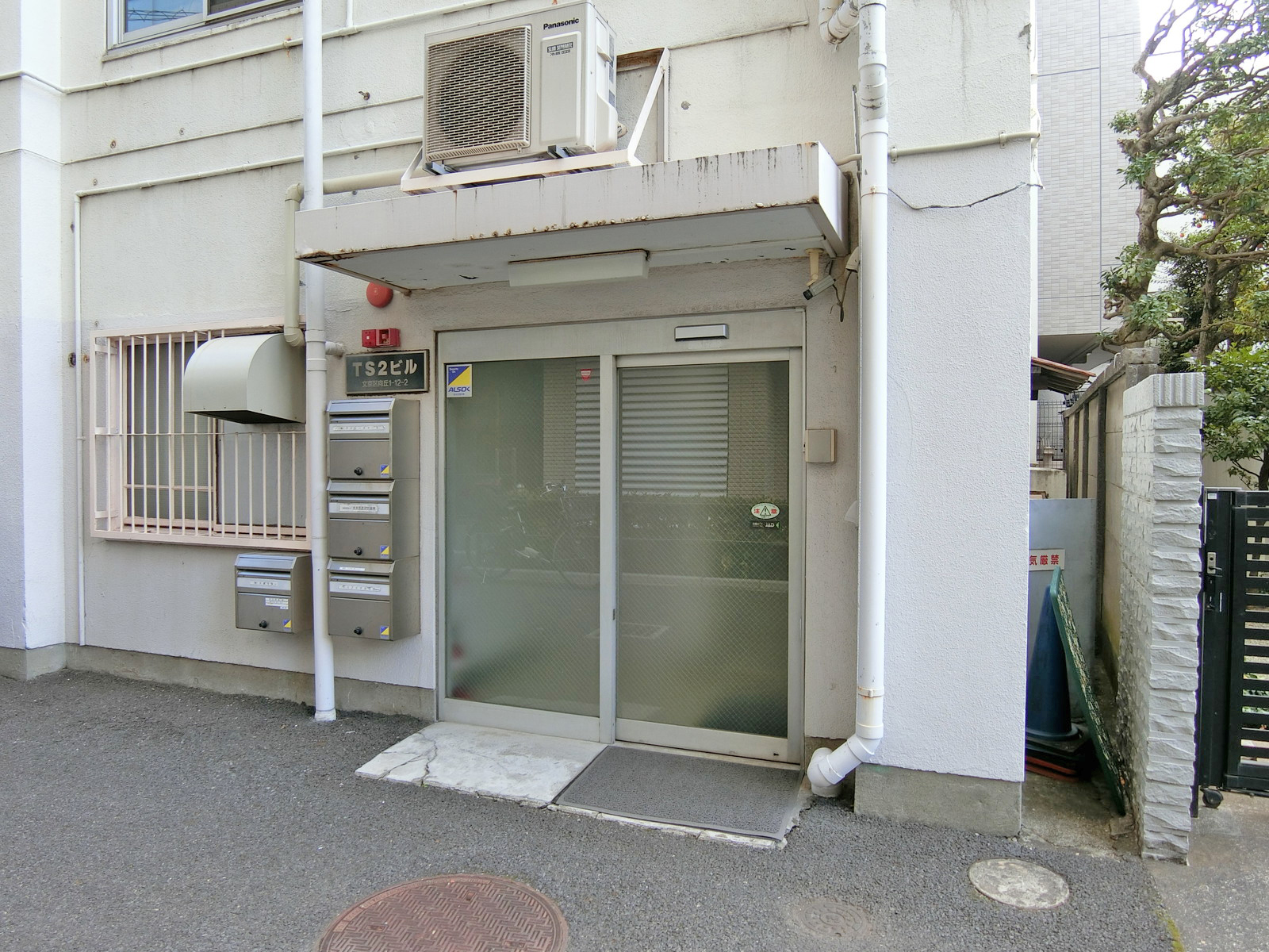 オフィス出入口