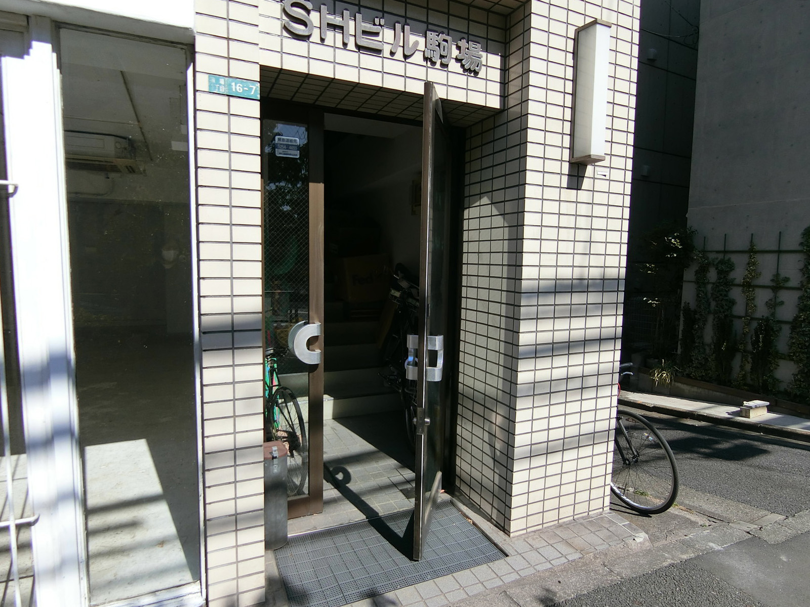 オフィスビル出入口