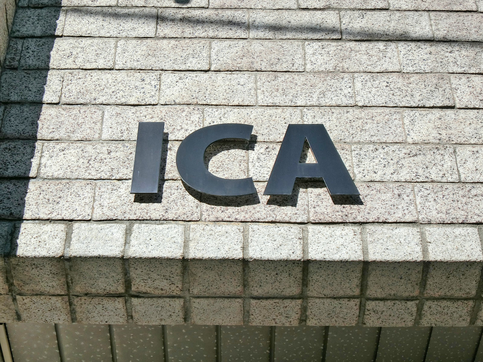 ネームプレート：ICAビル