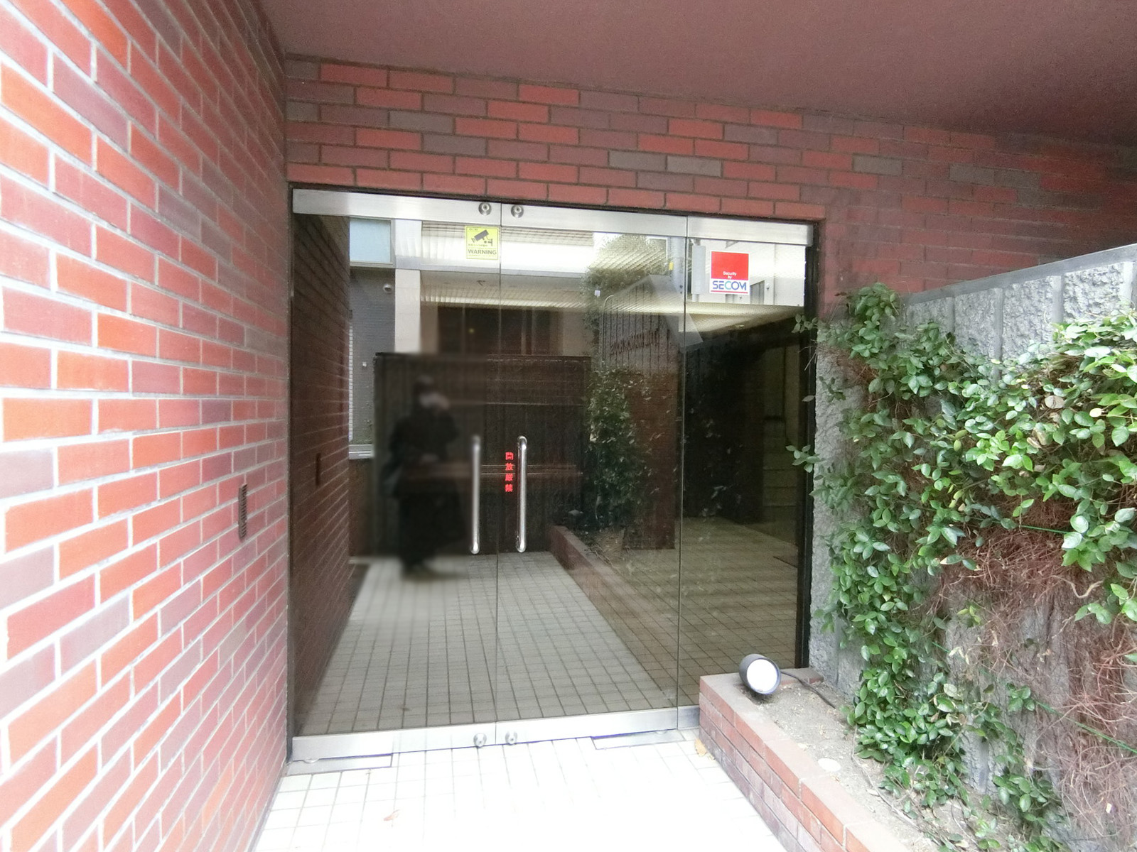 オフィスビル出入口