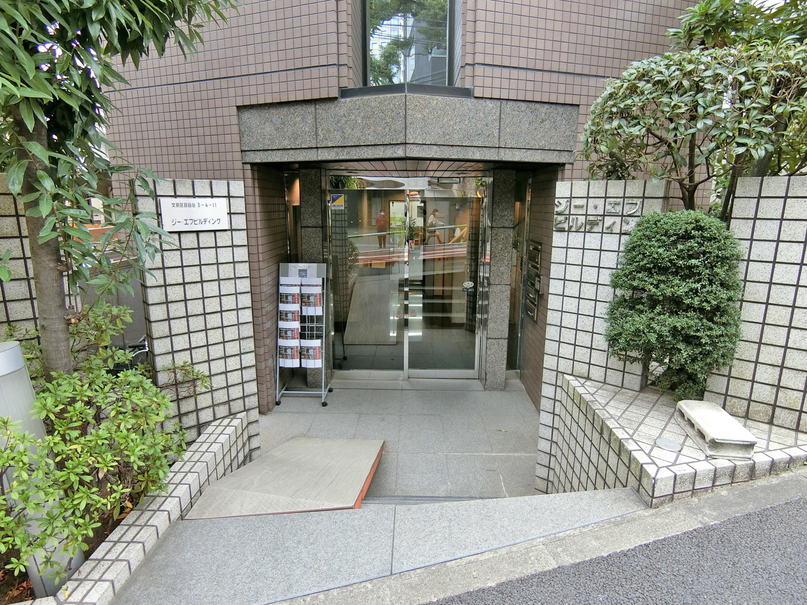オフィス出入口