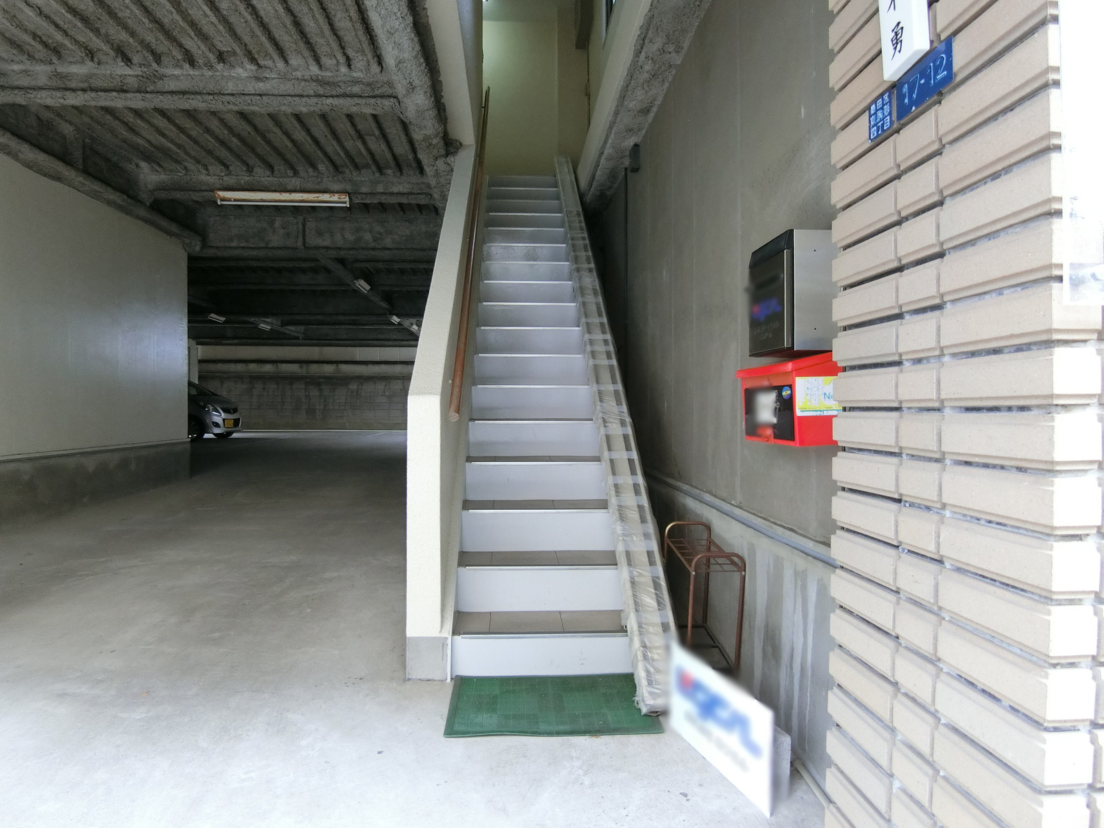オフィスビル出入り口