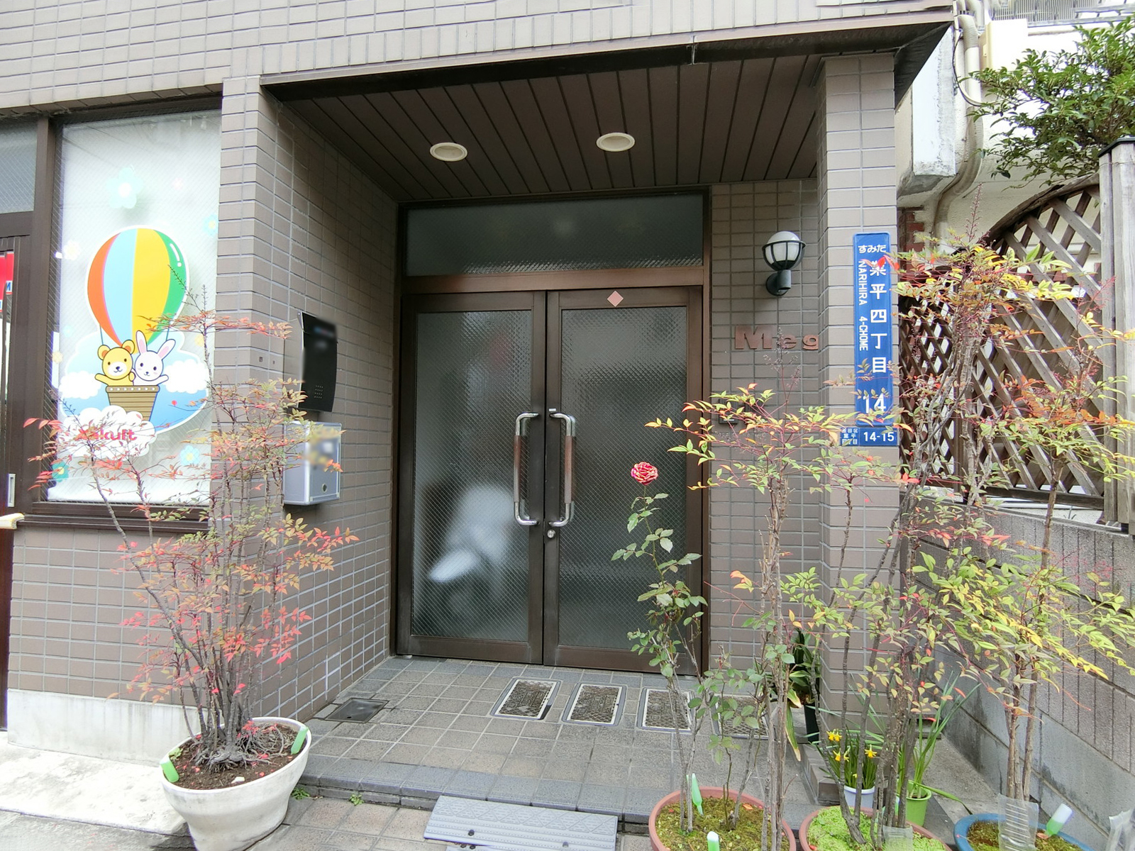 オフィスビル出入り口