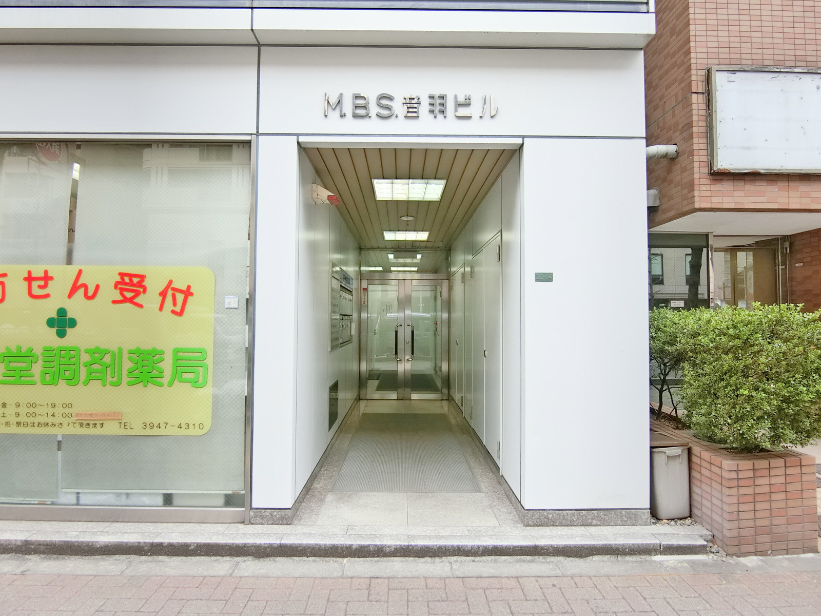 オフィス出入口
