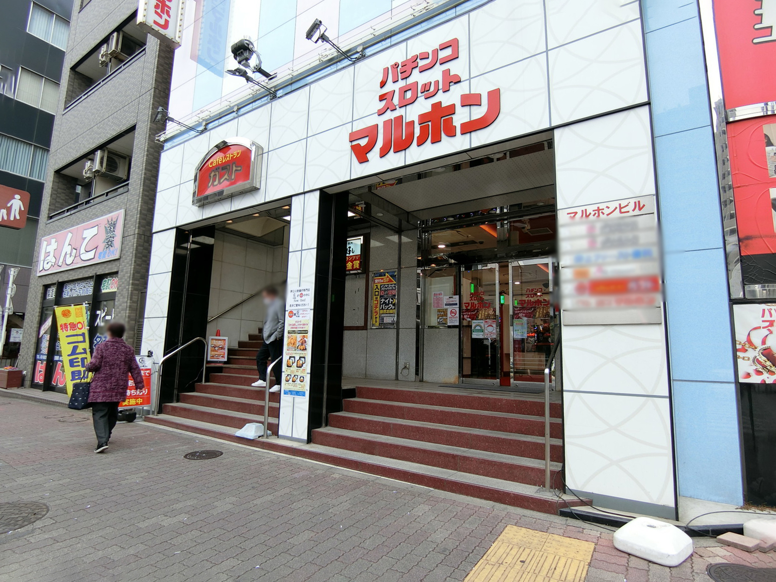1階の店舗出入口